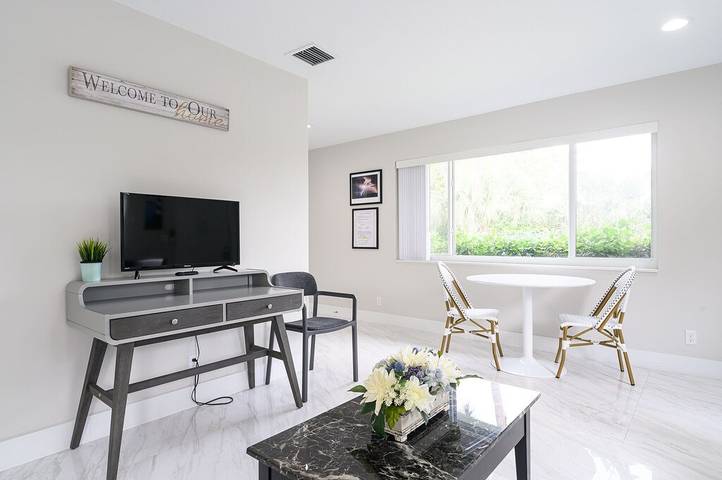 Vacation rental for 4 people, with hot tub and pool as well as yard in Lighthouse Point