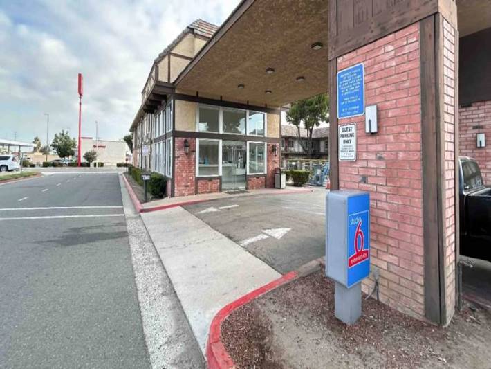 Apartamento entero, 1 cama king size | Bañera con acceso móvil Nsmk Kitchen in Corona, Riverside County