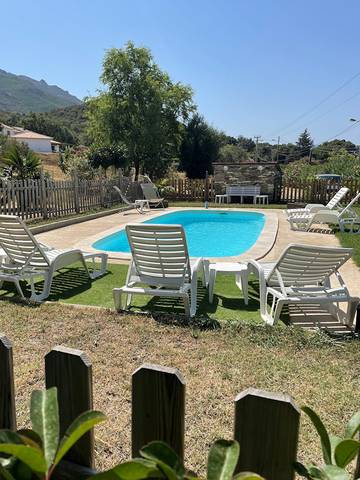 Gîte pour 4 personnes, avec jardin ainsi que terrasse et piscine en Corse