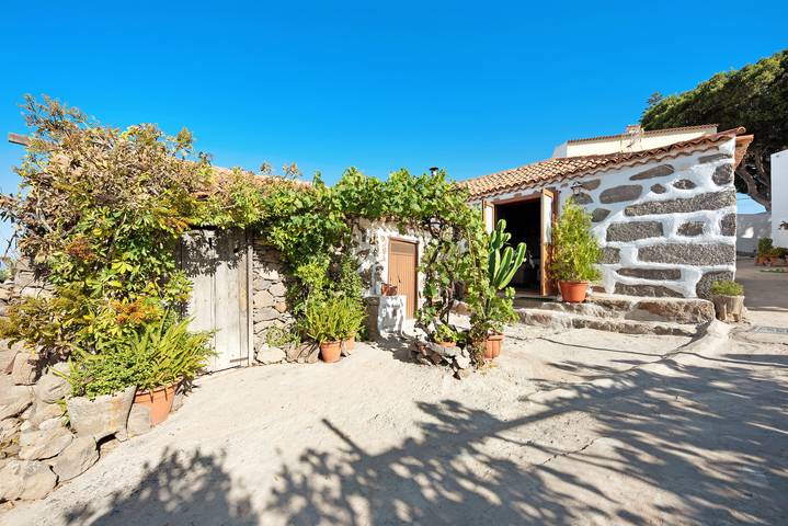 Holiday Home Casa Rural Macrina with Sea View, Wi-Fi, A/C, Terrace & Balcony in La Concepción, Adeje