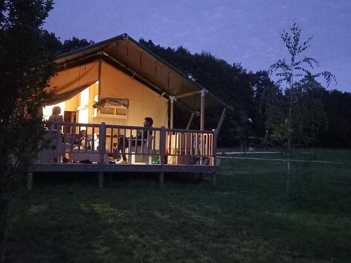 Tente pour 4 personnes, avec piscine ainsi que jardin et vue, animaux acceptés