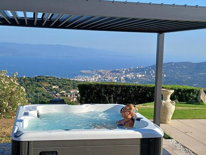 Location de vacances pour 3 personnes, avec piscine ainsi que jardin et vue à Alata - 2