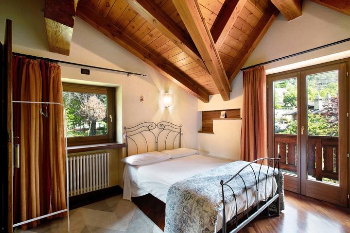 Entire apartment, Apartment 'Pelòt-de La Masse' with Mountain View, Private Garden and Wi-Fi in Comune di Sarre, Wallisian Alps