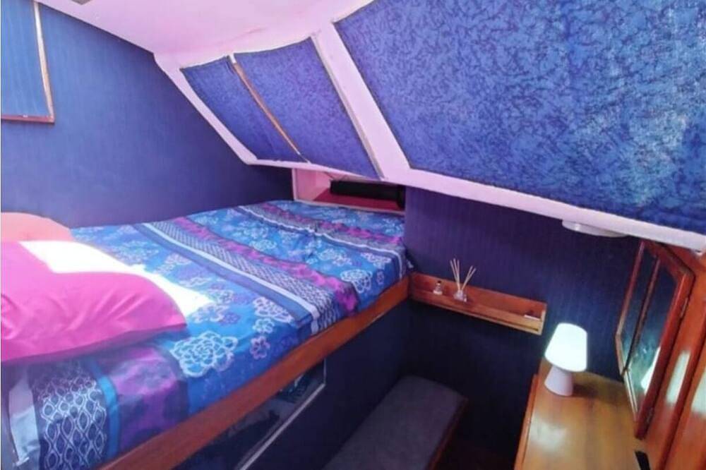 One  double room in our catamaran in porqueroles bay in Porquerolles