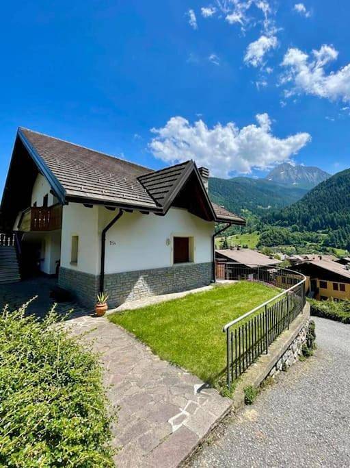 Casa vacanza per 9 persone, con Balcone e Terrazza nonché Giardino e Panorama a Vezza d'Oglio