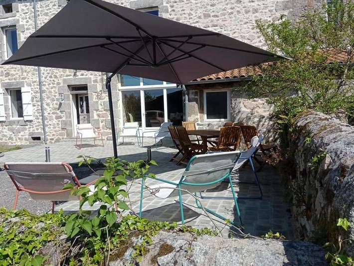 Location de vacances pour 15 personnes, avec jardin et terrasse, animaux acceptés à Saint-Estèphe (Dordogne)