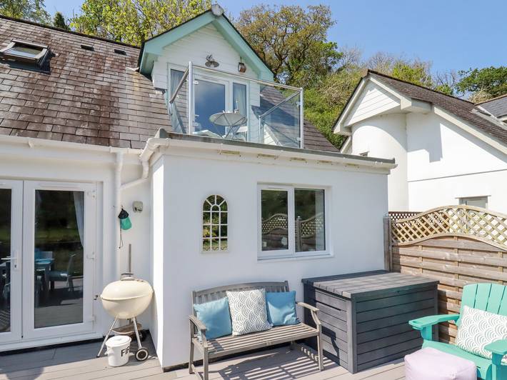 Glamping for 4 people, with garden in Cornwall