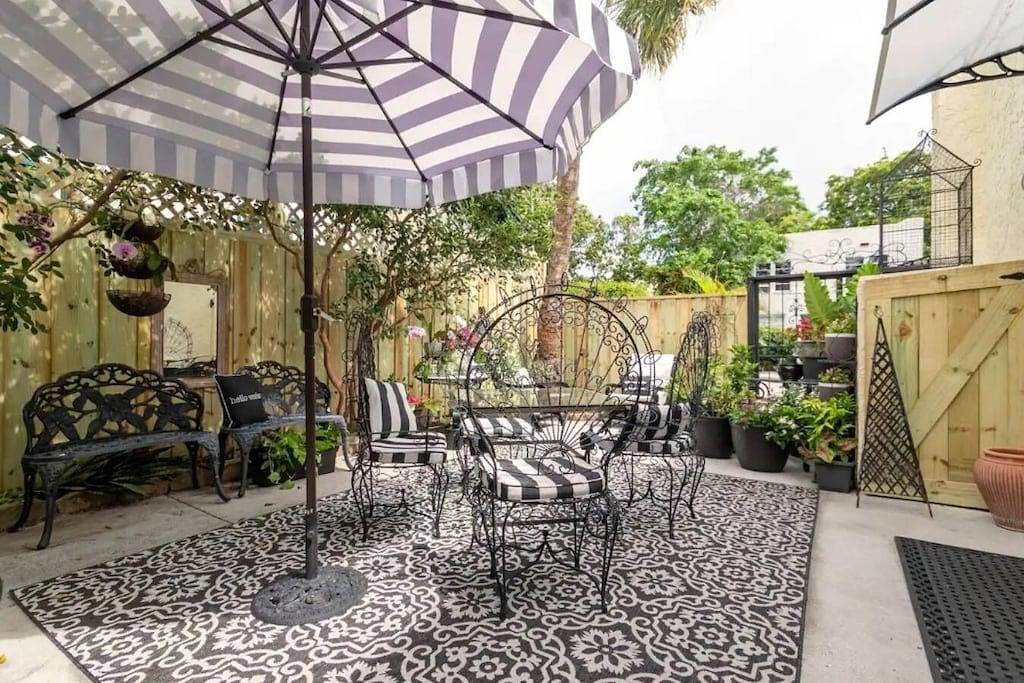 Tropical Designer House in the Heart of Antique Row Wpb\n5 min to the beach in West Palm Beach, Palm Beach County