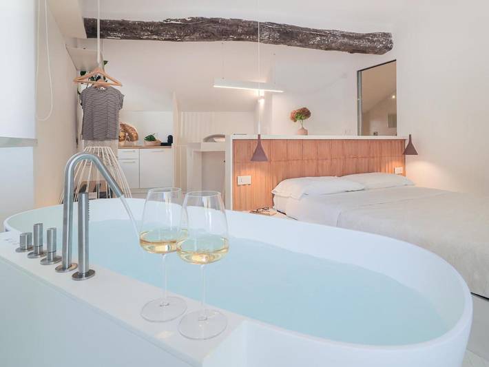 Ferienwohnung für 2 Personen, mit Balkon und Whirlpool sowie Terrasse und Ausblick