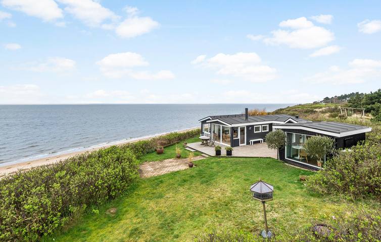 Ferieudlejning for 4 personer, med Terrasse og Have ved Vestkysten af Danmark