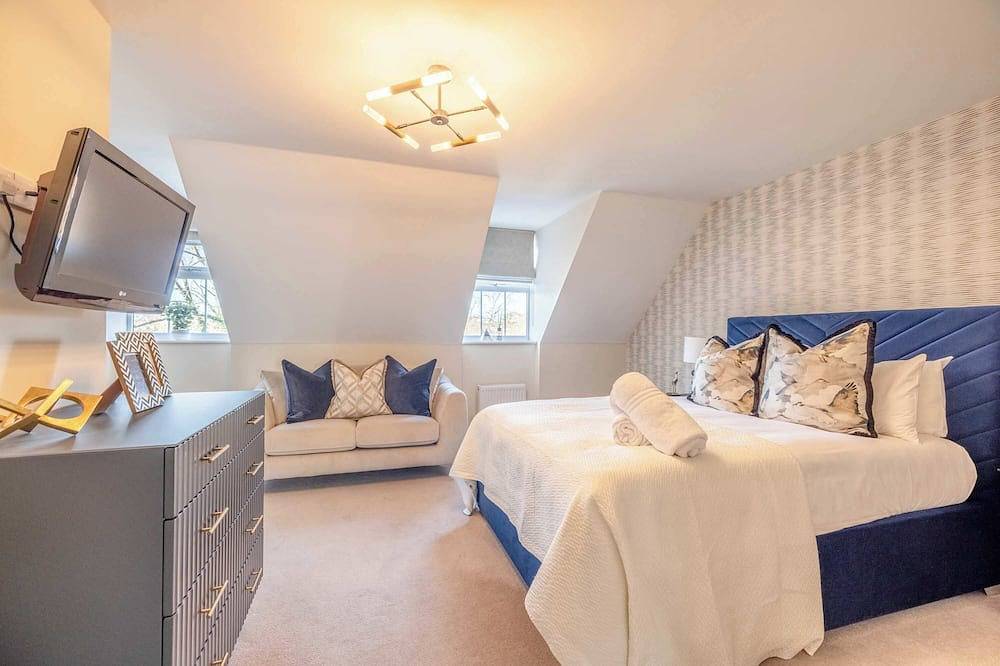 Elegant 4-Bed |Private Garden |Parking By Tempstay in Thorpe Park, Surrey