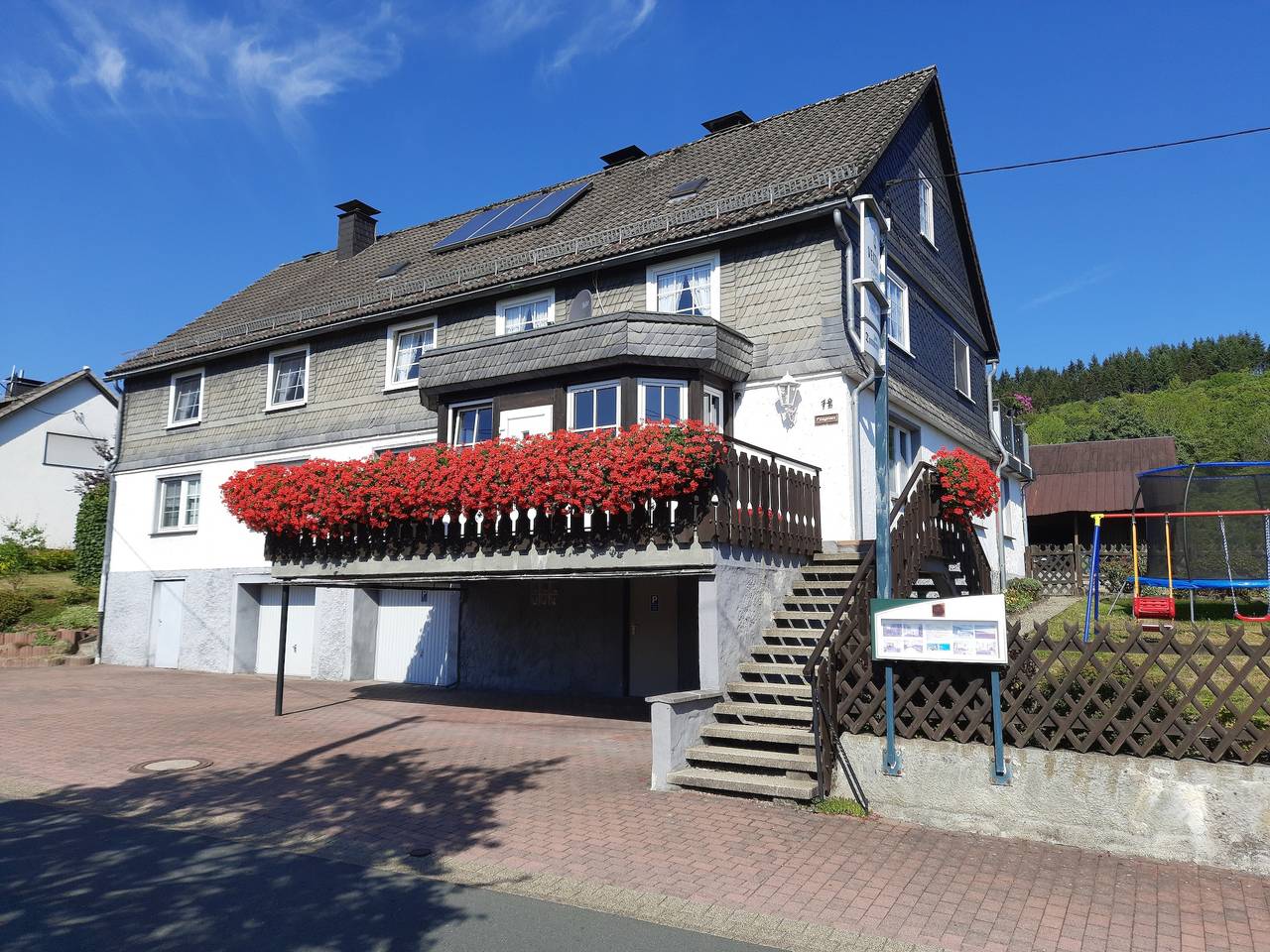 Appartement entier, Appartement de vacances 'Zum Tannenwirt' avec balcon et Wi-Fi in Medebach, Upland