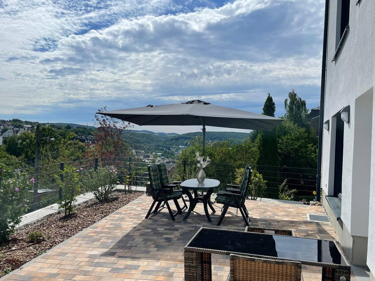 Ganze Wohnung, Ferienwohnung 'Sonnenhöhe' mit großer Terrasse und schönem Ausblick in Greiz, Region Greiz