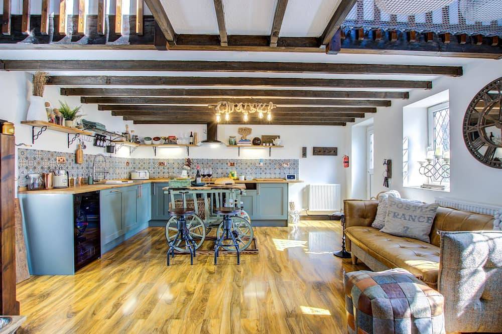 Luxury Cottage Sleeps 8 Pembrokeshire Wales Close to Town & Beach in Pembroke, Pembrokeshire