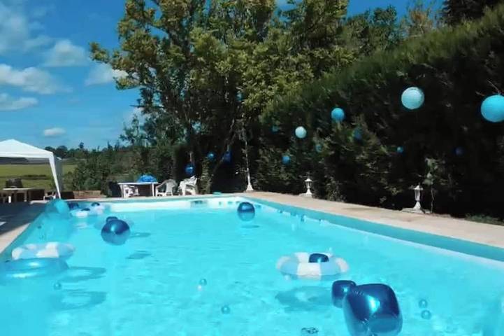 Location de vacances pour 18 personnes, avec jardin à Châteaumeillant