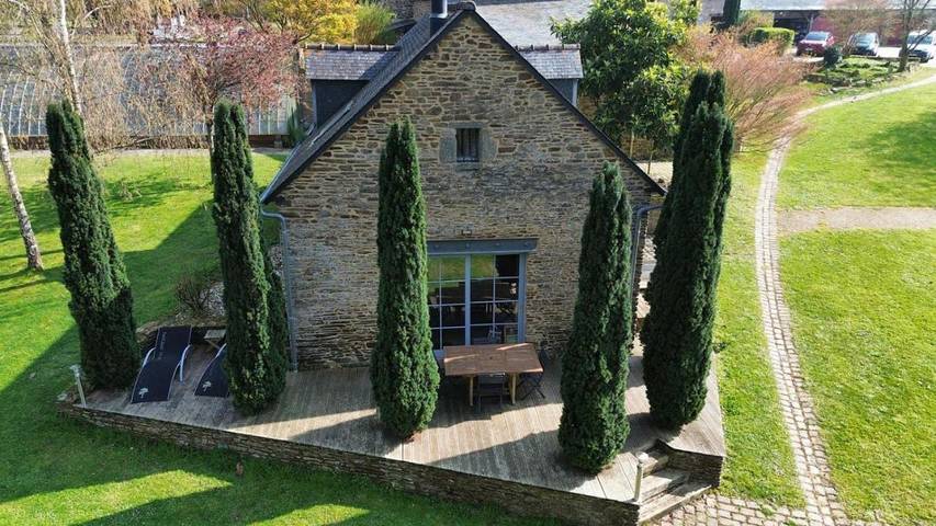 Location de vacances pour 5 personnes, avec vue ainsi que jardin et vue sur le lac, adapté aux familles à Langrolay-sur-Rance