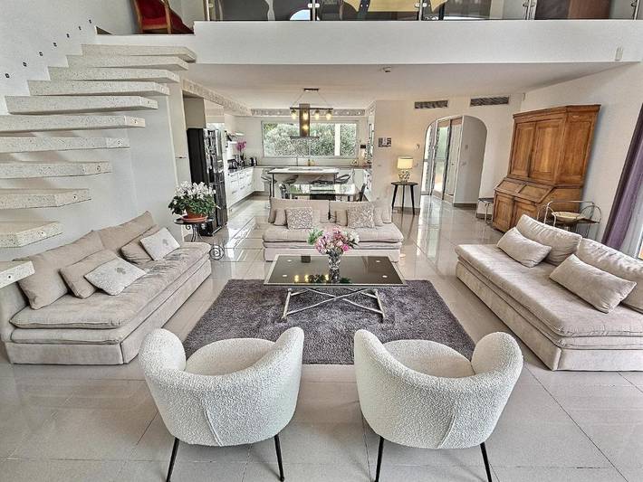 Location de vacances pour 12 personnes, avec vue ainsi que piscine et jardin, animaux acceptés à Rognac - 3