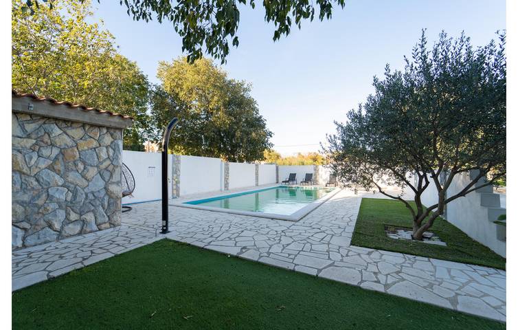 Ganze Ferienwohnung, Charmantes Apartment mit Pool, Terrasse und WLAN, 1,5 km von der Küste entfernt in Obrovac, Zadar