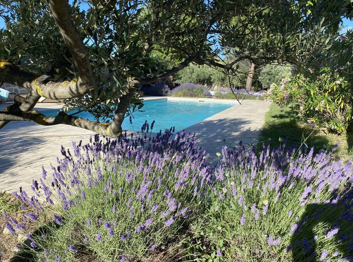 Gîte pour 10 personnes, avec jardin ainsi que terrasse et piscine