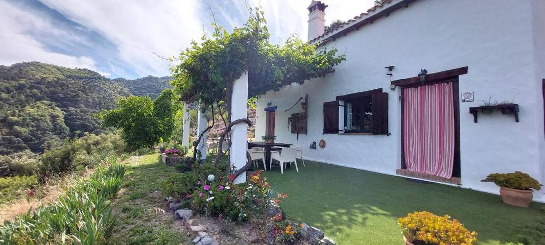 Ferienhaus für 6 Personen, mit Whirlpool und Terrasse sowie Garten und Ausblick