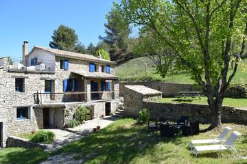 Gîte pour 8 personnes, avec balcon ainsi que jardin et jacuzzi à Châteauneuf-de-Bordette