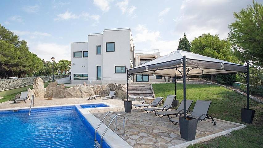 Chalet para 12 personas, con piscina además de jardín y terraza en Provincia de Tarragona - 3
