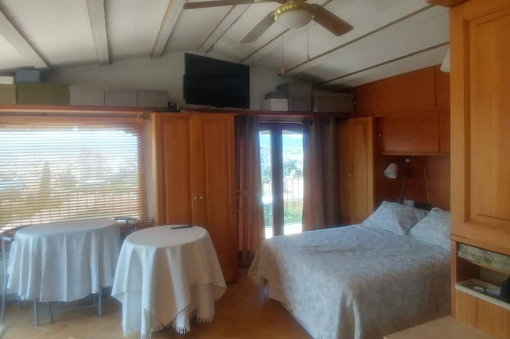 Comfortable sunny house, swimming pool, garden, parking, great views wifi sat in Girona, Gironès