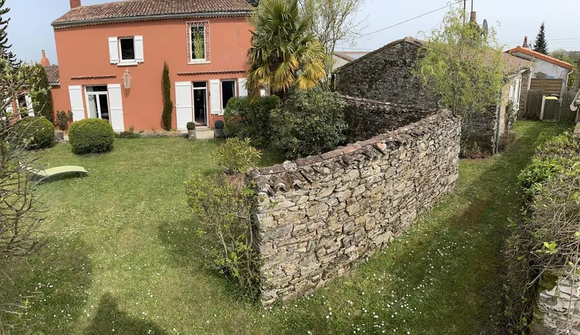 Alojamiento y desayuno para 2 personas, con terraza además de piscina y jardín - 1