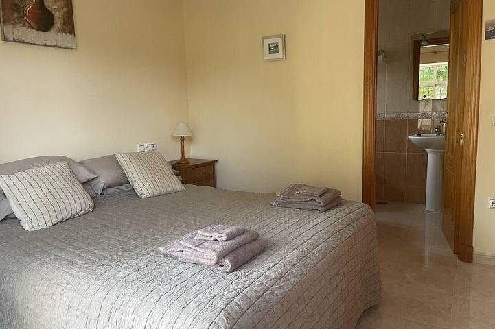 Peaceful Spanish Villa with Private Pool in Pago del Humo, Chiclana de la Frontera