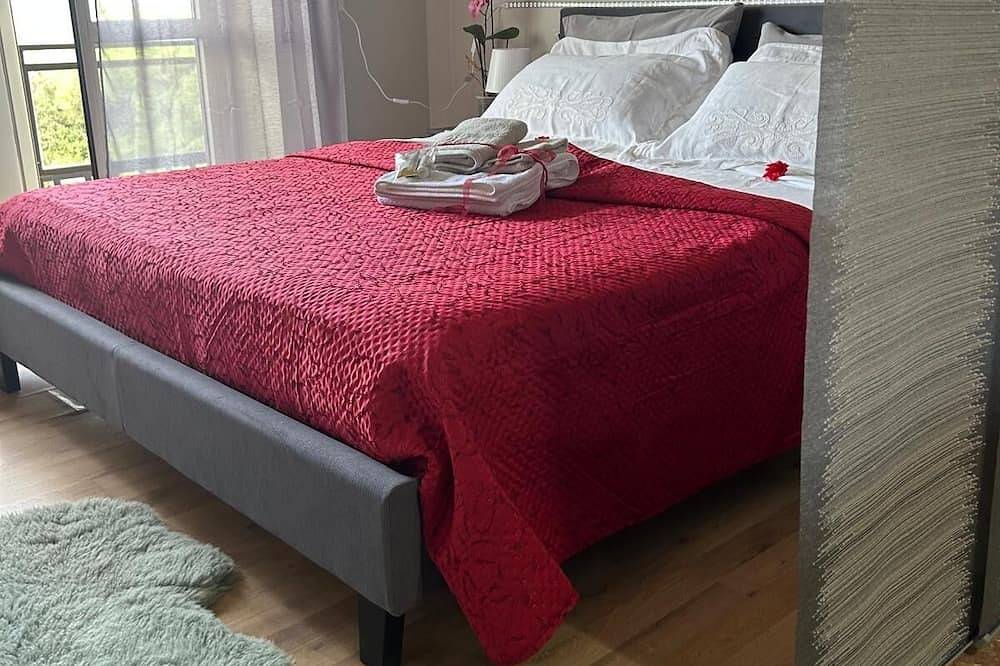 Entire apartment, Elegant and comfortable apartment in the center of Bracciano Terrace with view in Bracciano, Lake Bracciano