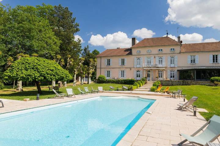 Hôtel pour 3 personnes, avec Terrasse et Jardin ainsi que Piscine et Vue à Sampans