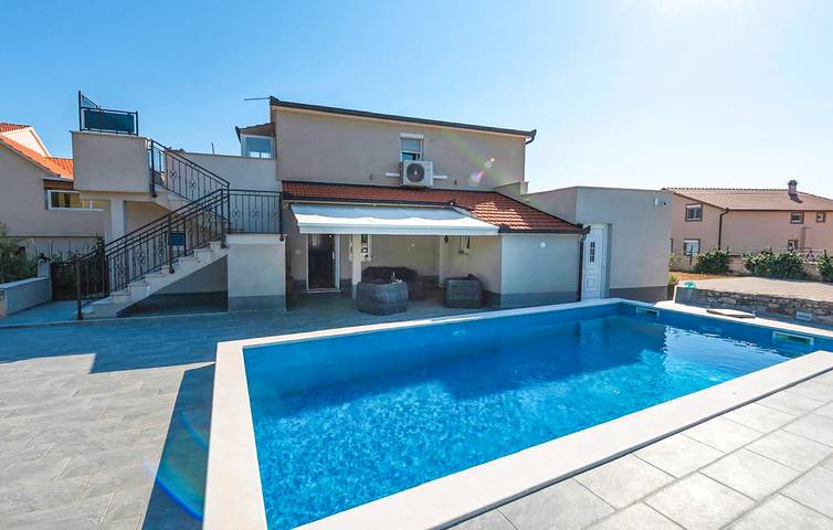 Gemütliches Apartment mit Pool, WiFi & Parkplatz in Dalmatinisches Zagora