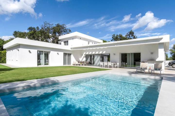 Chalet para 12 personas, con jardín además de piscina y terraza, Se admiten mascotas en Sotogrande