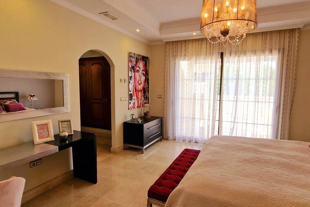 Family friendly Villa Within Walking Distance From Puerto Banus And the Bea in Marbella West, Marbella