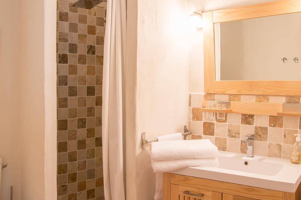 Gîte de charme. Uzès . 2 Ch   2 Sdb. Climat. Wifi. Piscine. Terrasse.  Parking. in Uzès, Région de Nîmes