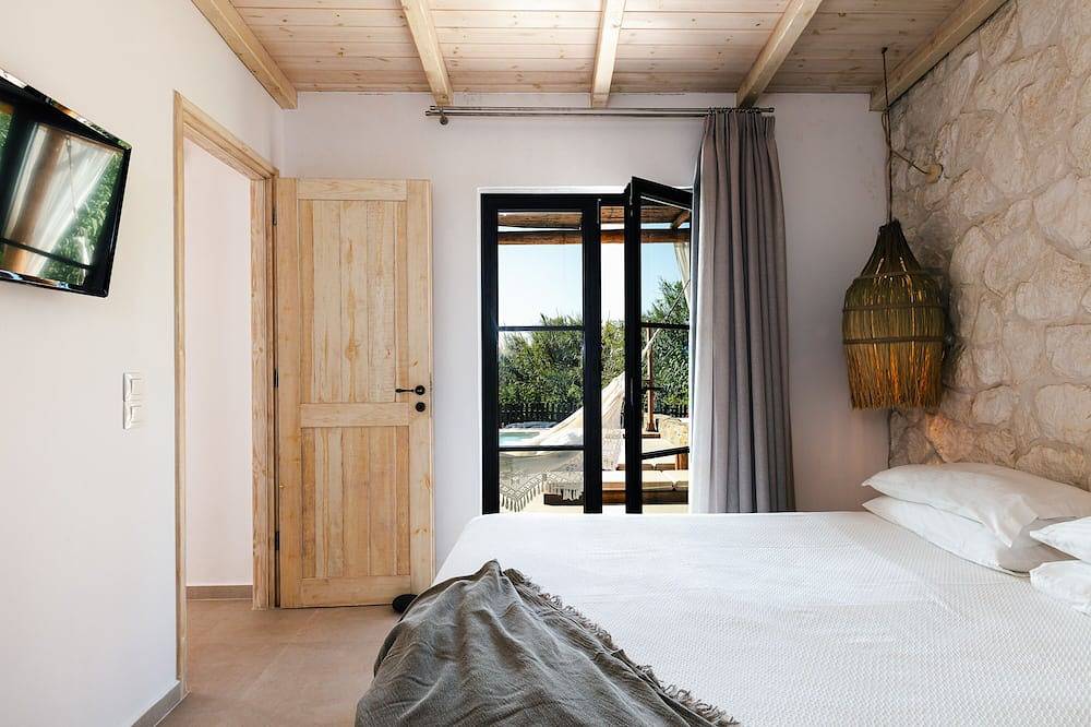 Walking Distance to Platanias Centre and the Beach! Heated pool! in Platanias, Chania region