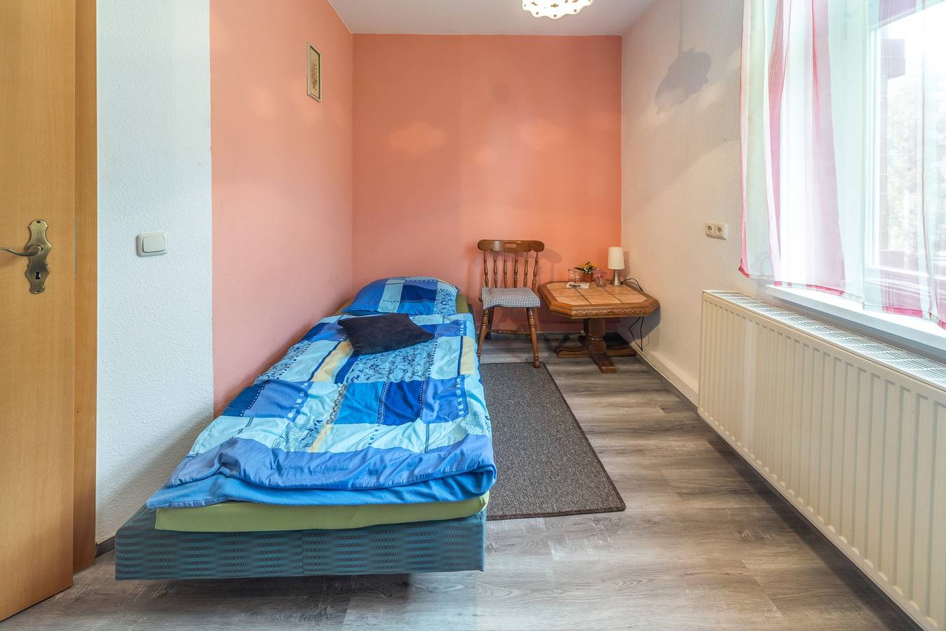 Ganze Wohnung, Apartment „Zweibettzimmer am See“ mit gemeinsamer Terrasse, Garten und Wlan in Schkeuditz, Nordsachsen