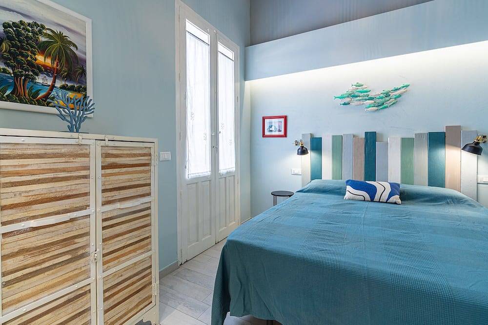 Appartamento intero, Appartamento 'Blue House con Terrazzo' vista mare, Wi-Fi e aria condizionata in Portopalo di Capo Passero, Siracusa e dintorni