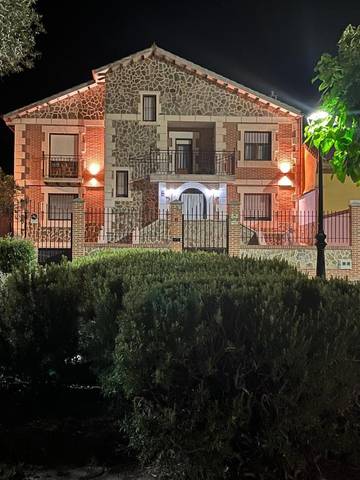 Casa rural para 16 personas, con piscina para niños y jardín además de vistas y piscina en Tierra de Pinares