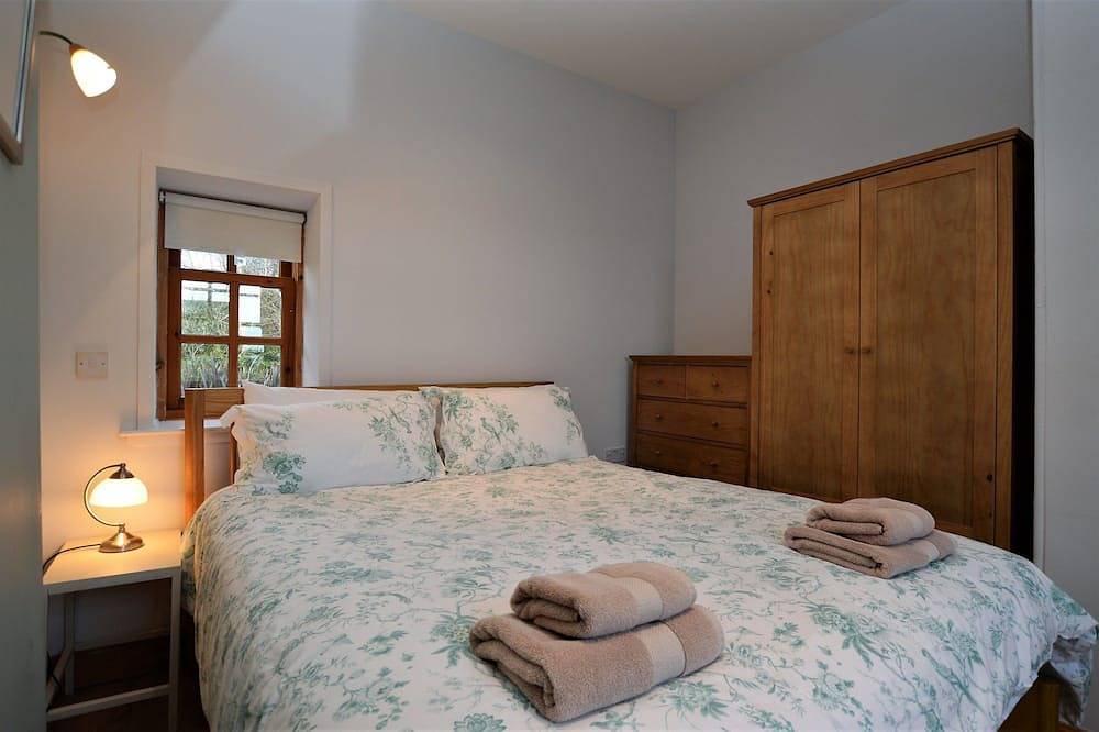 Kevington Cottage, charming one bedroom cottage, conservatory, decking area, in Dunoon, Argyll & Bute