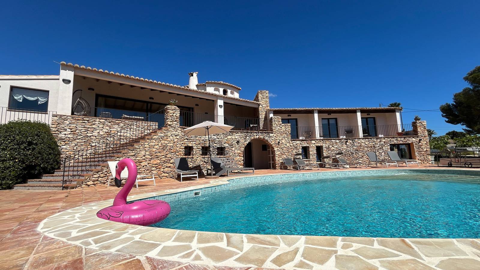 Villa 'Sobre Las Rocas' mit Meerblick, Pool und in Strandnähe in Carrio, Calpe
