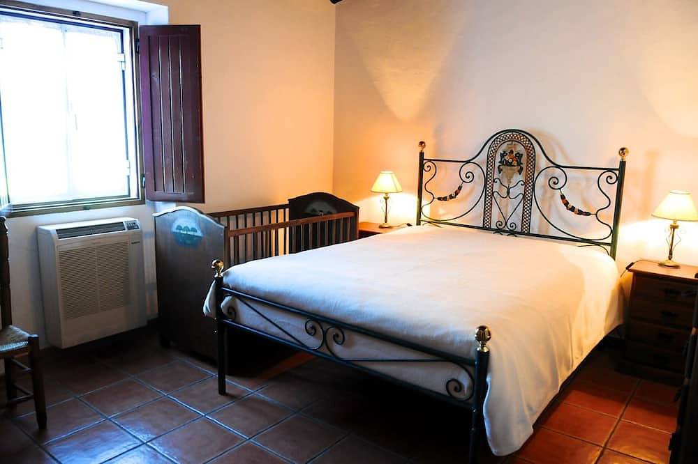 Traditional Alentejo estate with swimming pool and children's playground. in Redondo, Évora District