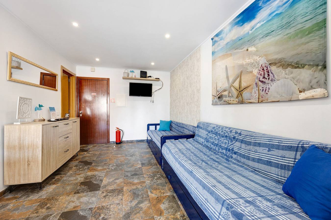 Appartement entier, Appartement de vacances confortable "Azul do Mar" avec balcon et jardin partagé ; parking disponible in Praia da Rocha, Portimão