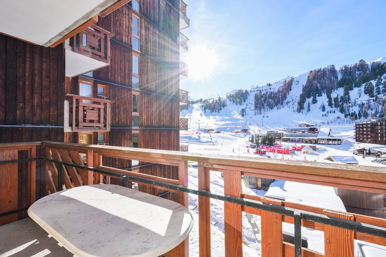 Apartamento entero, Apartamento 'Lesetoilesdelaplagne - Le Carroley' con vistas a la montaña, piscina y balcón in La Plagne, La Plagne-Tarentaise