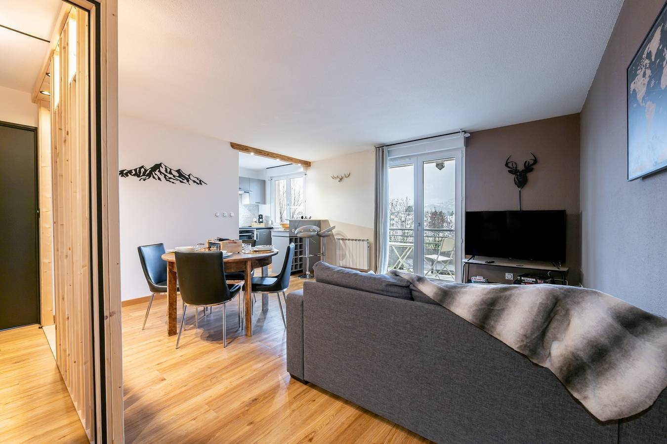 Entire apartment, Apartment 'Les Cèdres Bleus' with Mountain View and Balcony in Albertville, Albertville region