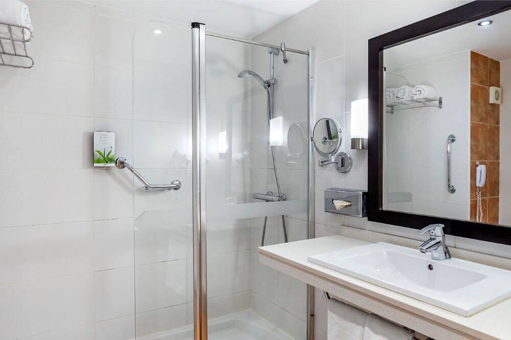 Geheel appartement, Modern 1-Bed Apartment | Costa Adeje | Sleeps 4 in Playa Puerto Colón, Adeje