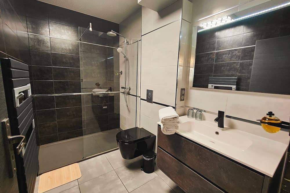 Appartement entier, Love and bubbles : Jacuzzi privatif 🛁 À 5 min à pied du coeur de Ville 🏫 in Pézenas, Côte méditerranéenne (France)