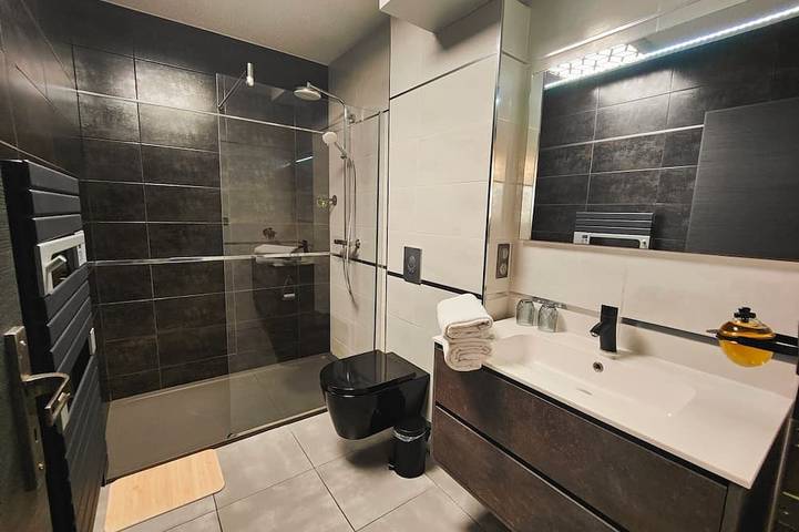 Ganze Wohnung, Love and bubbles : Private Jacuzzi 🛁 5 min walk from the heart of town 🏫 in Pézenas, Mittelmeerküste (Frankreich)