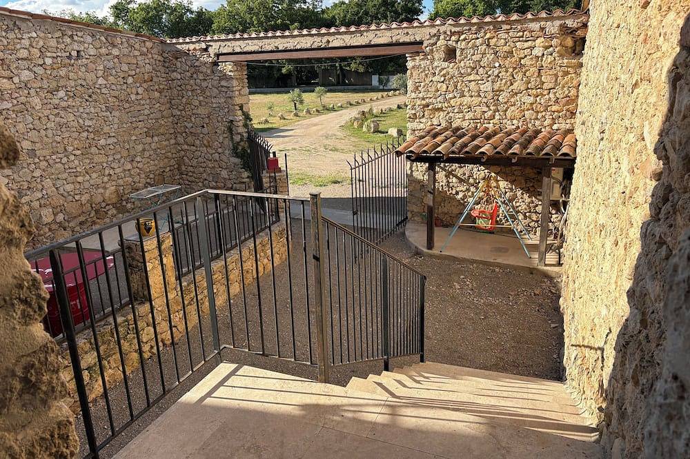 Apartamento entero, T3, renovated in a charming estate surrounded by nature in the Haut Var in Régusse, Región Brignoles