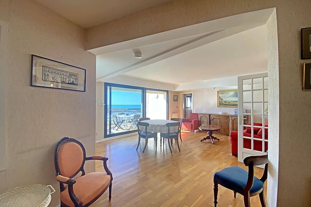 Appartement entier, Larmor-Plage T4 Spacieux avec Terrasse, Ascenseur et Parking face à la Mer in Larmor-Plage, Côte des Mégalithes